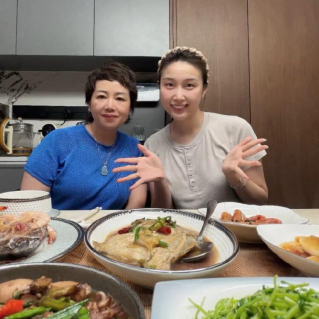 爱游戏体育国乒最美儿媳！钱天一退役结婚后日子很滋润 与婆婆做海鲜大餐享用