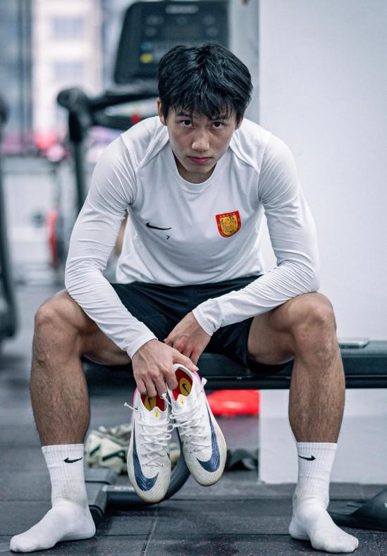 爱游戏体育向余望晒照：做自己的天做自己的地，积极向上无所畏惧